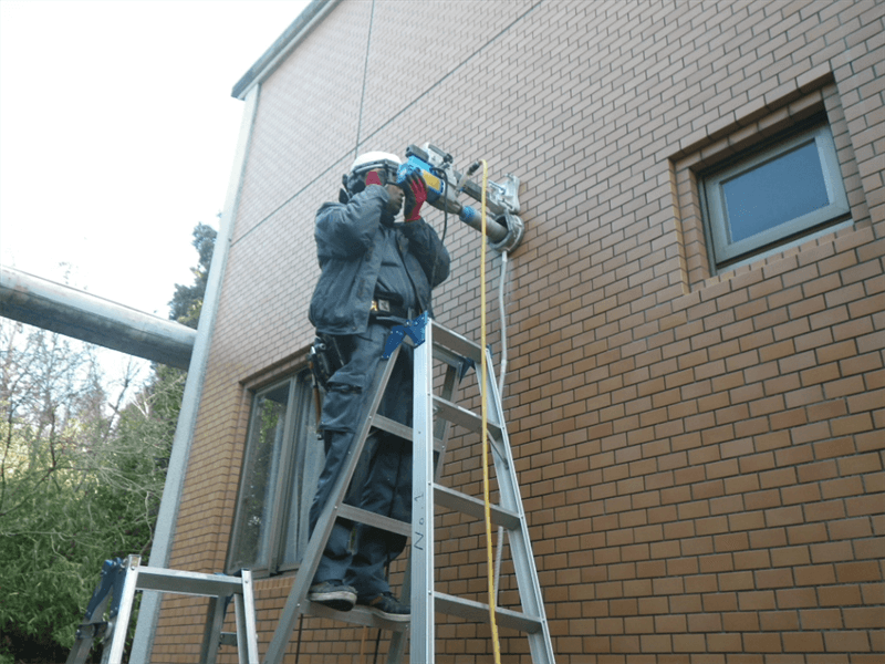 空調工事穴あけ